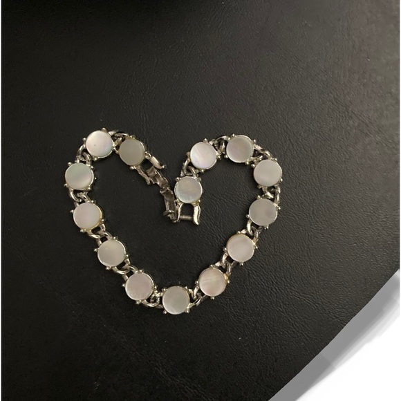 Coro vintage mother of pearl bracelet with a fold over clasp - Picture 2 of 16